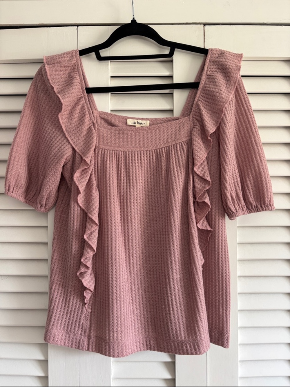 Women’s ruffle accent top sz small